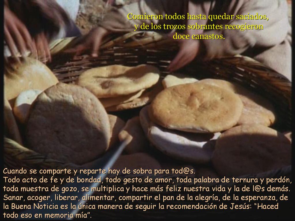 Comieron todos hasta quedar saciados, y de los trozos sobrantes recogieron doce canastos.