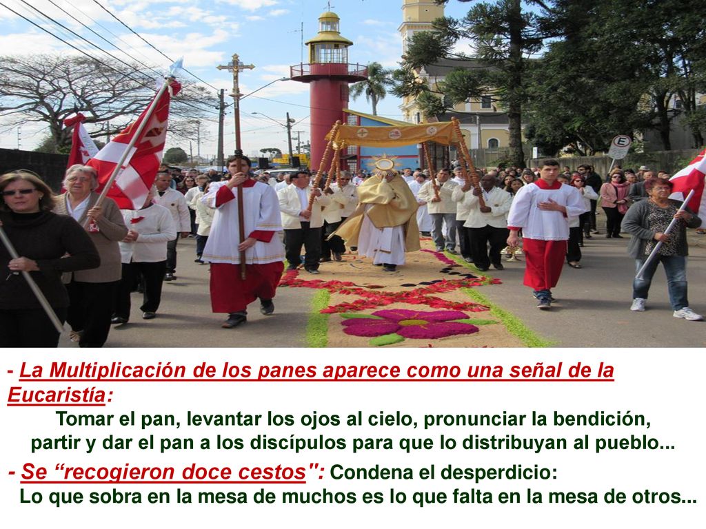 Tomar el pan, levantar los ojos al cielo, pronunciar la bendición,