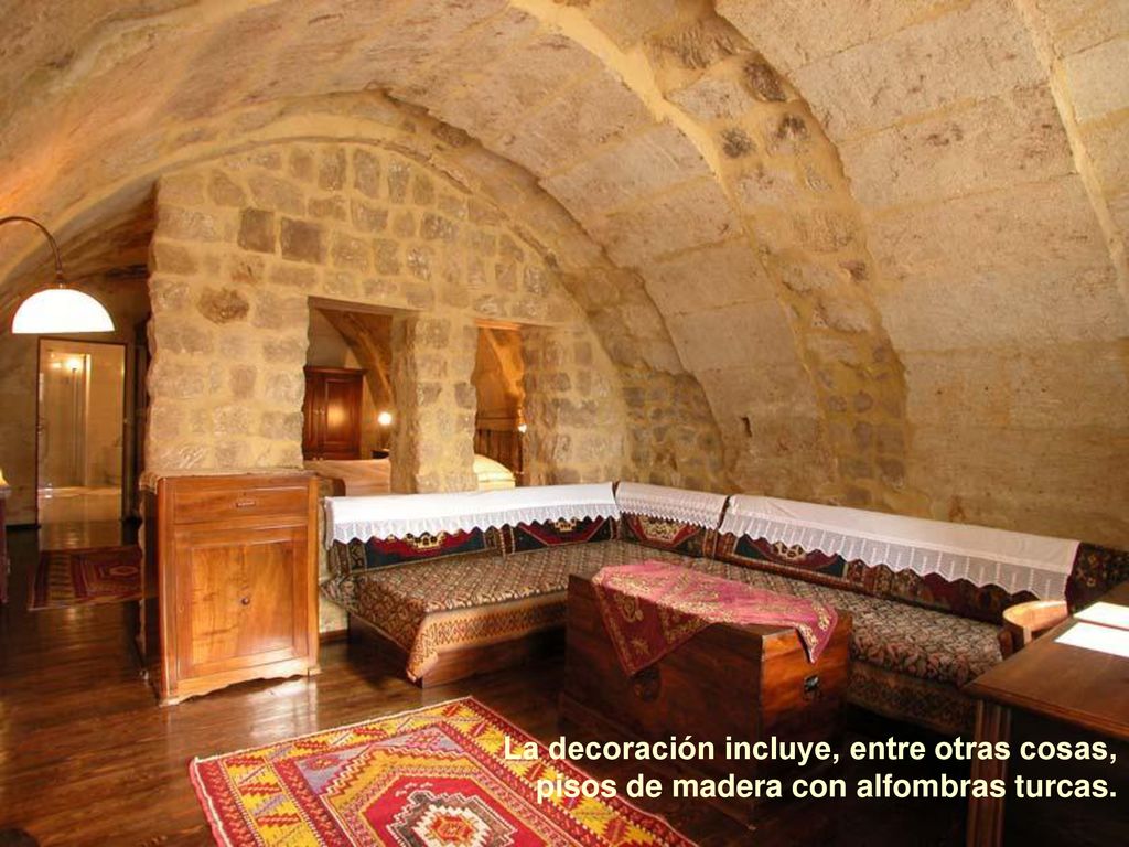 La decoración incluye, entre otras cosas, pisos de madera con alfombras turcas.