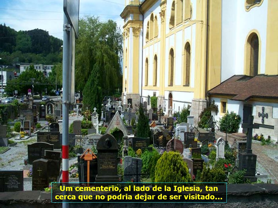 Um cementerio, al lado de la Iglesia, tan cerca que no podria dejar de ser visitado...