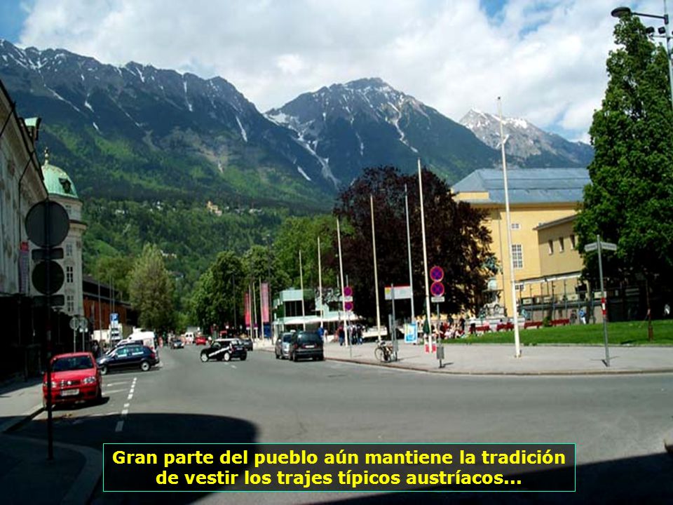 Gran parte del pueblo aún mantiene la tradición de vestir los trajes típicos austríacos...