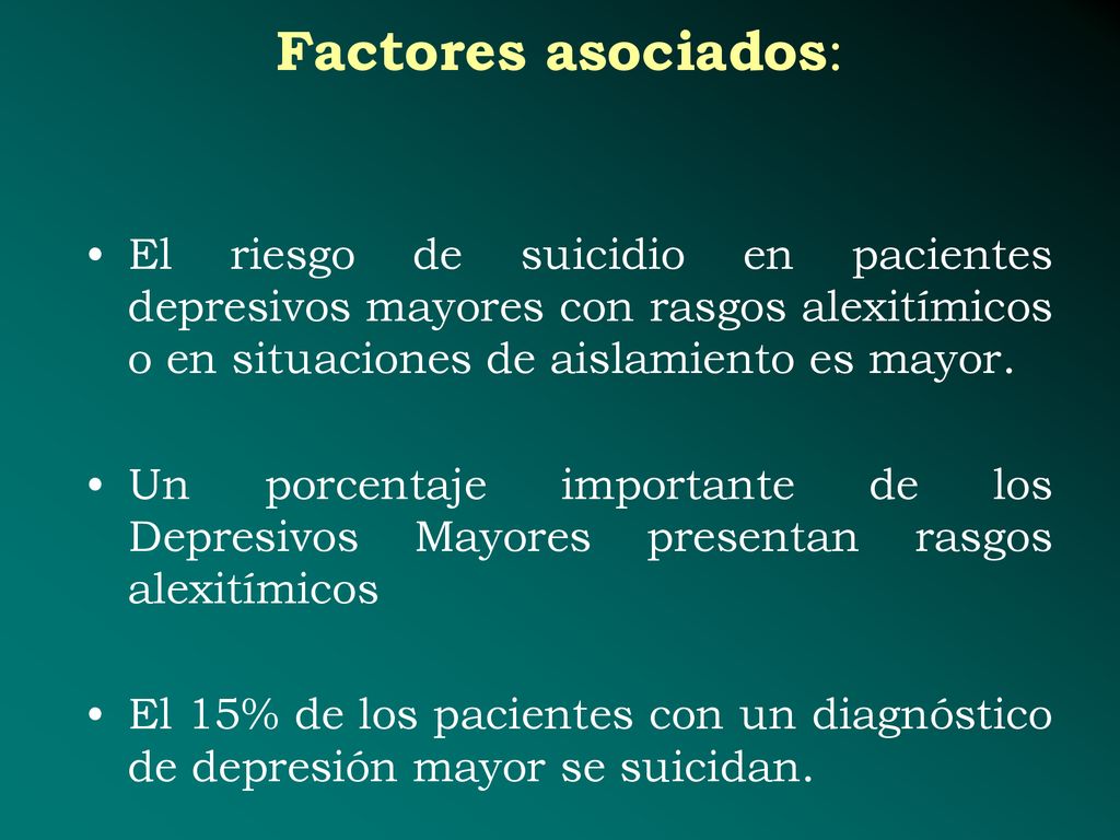 Factores asociados: El riesgo de suicidio en pacientes depresivos mayores con rasgos alexitímicos o en situaciones de aislamiento es mayor.