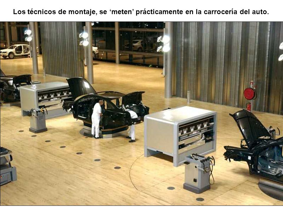Los técnicos de montaje, se ‘meten’ prácticamente en la carrocería del auto.