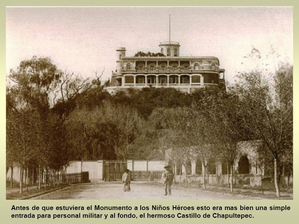 Antes de que estuviera el Monumento a los Niños Héroes esto era mas bien una simple entrada para personal militar y al fondo, el hermoso Castillo de Chapultepec.