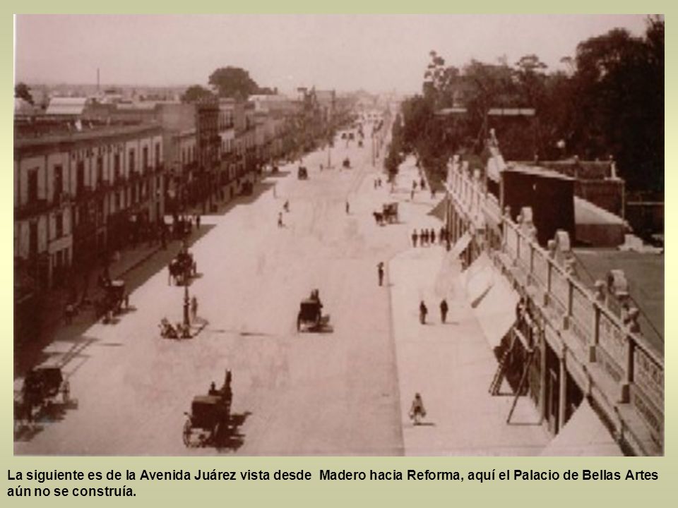 La siguiente es de la Avenida Juárez vista desde Madero hacia Reforma, aquí el Palacio de Bellas Artes aún no se construía.