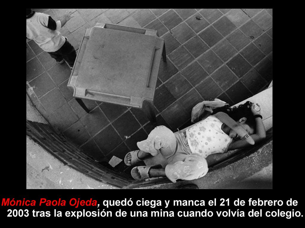 Mónica Paola Ojeda, quedó ciega y manca el 21 de febrero de 2003 tras la explosión de una mina cuando volvía del colegio.