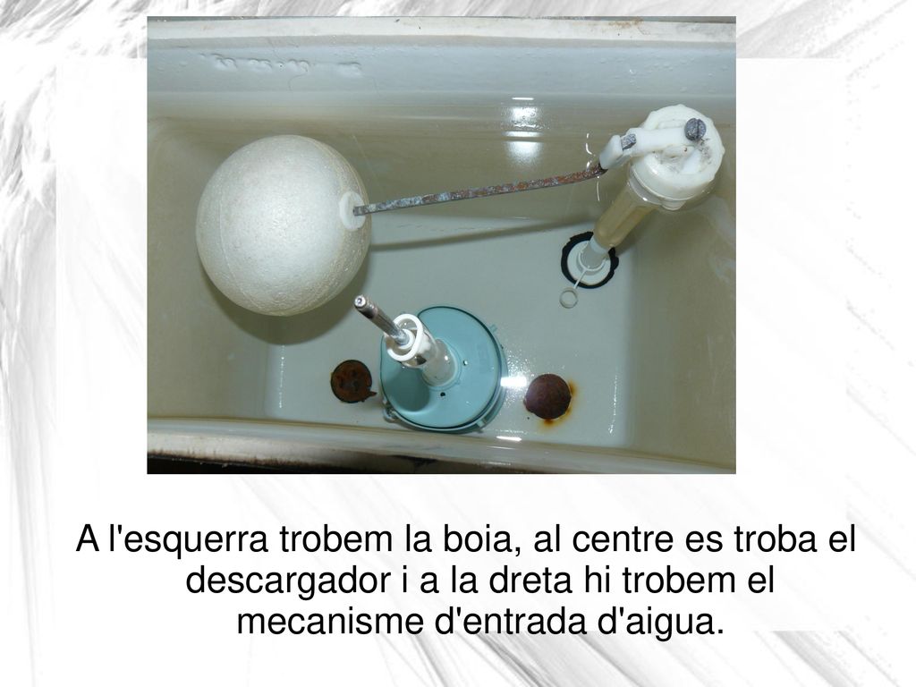 A l esquerra trobem la boia, al centre es troba el descargador i a la dreta hi trobem el mecanisme d entrada d aigua.