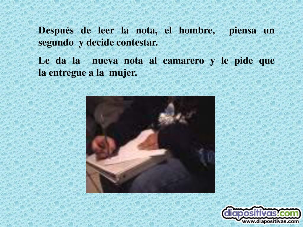 Le da la nueva nota al camarero y le pide que la entregue a la mujer.