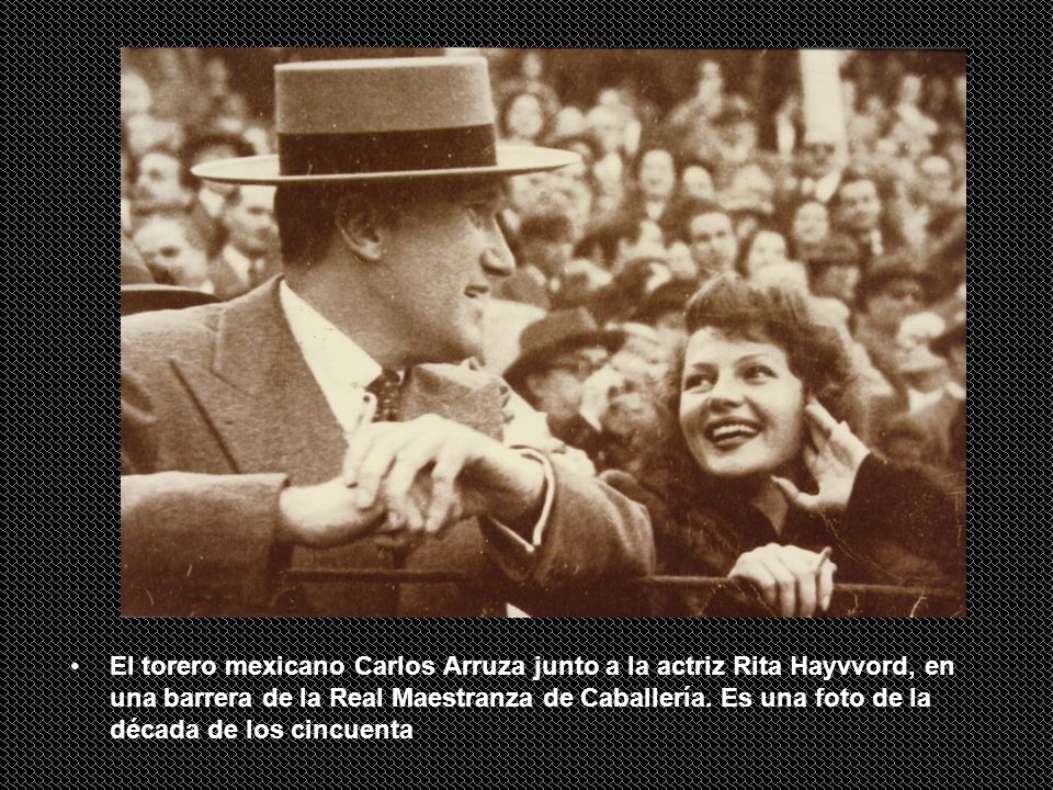 El torero mexicano Carlos Arruza junto a la actriz Rita Hayvvord, en una barrera de la Real Maestranza de Caballería.