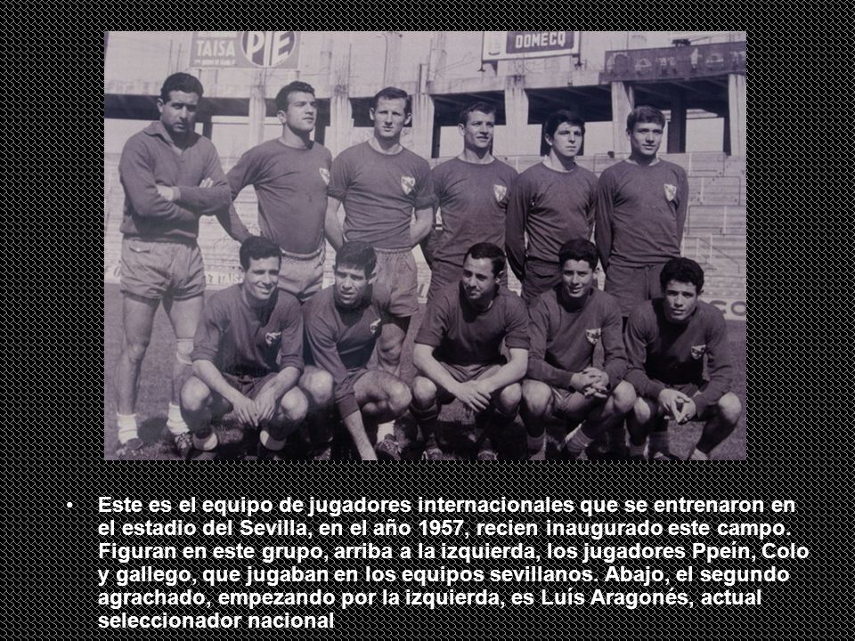 Este es el equipo de jugadores internacionales que se entrenaron en el estadio del Sevilla, en el año 1957, recien inaugurado este campo.