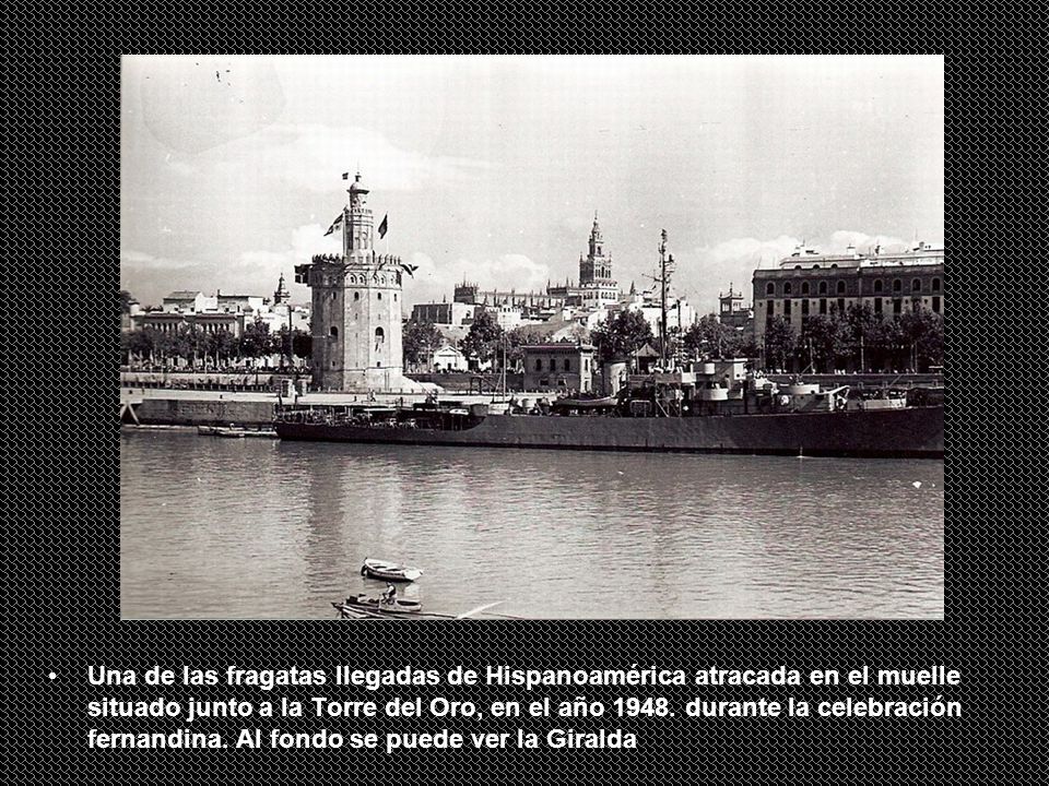 Una de las fragatas llegadas de Hispanoamérica atracada en el muelle situado junto a la Torre del Oro, en el año 1948.