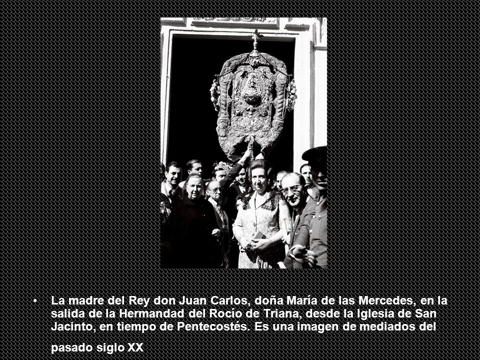 La madre del Rey don Juan Carlos, doña María de las Mercedes, en la salida de la Hermandad del Rocío de Triana, desde la Iglesia de San Jacinto, en tiempo de Pentecostés.
