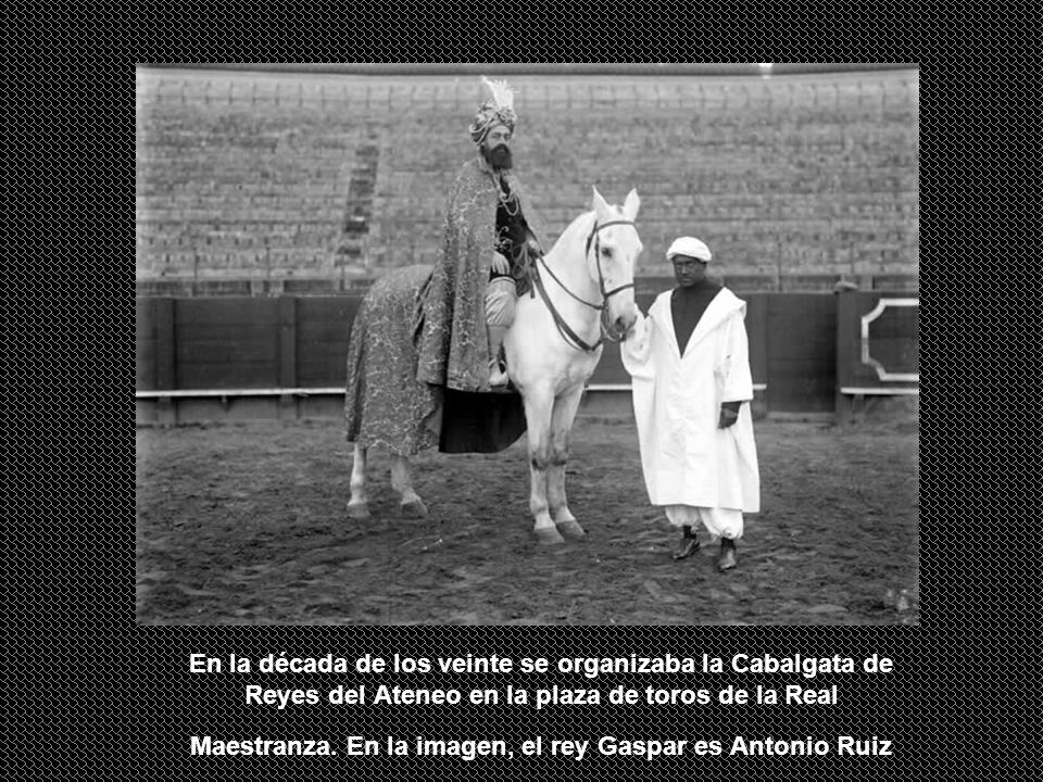 En la década de los veinte se organizaba la Cabalgata de Reyes del Ateneo en la plaza de toros de la Real Maestranza.