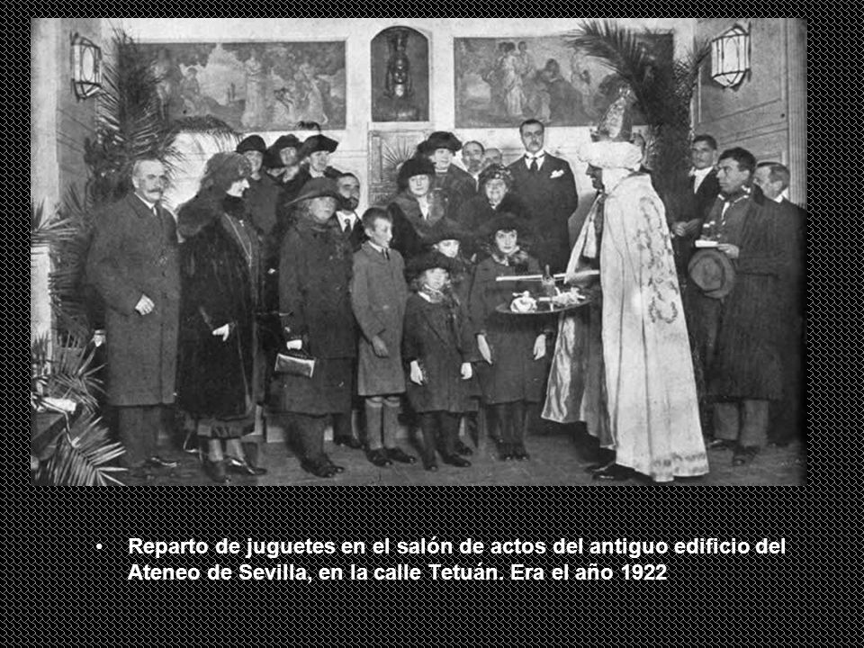 Reparto de juguetes en el salón de actos del antiguo edificio del Ateneo de Sevilla, en la calle Tetuán.