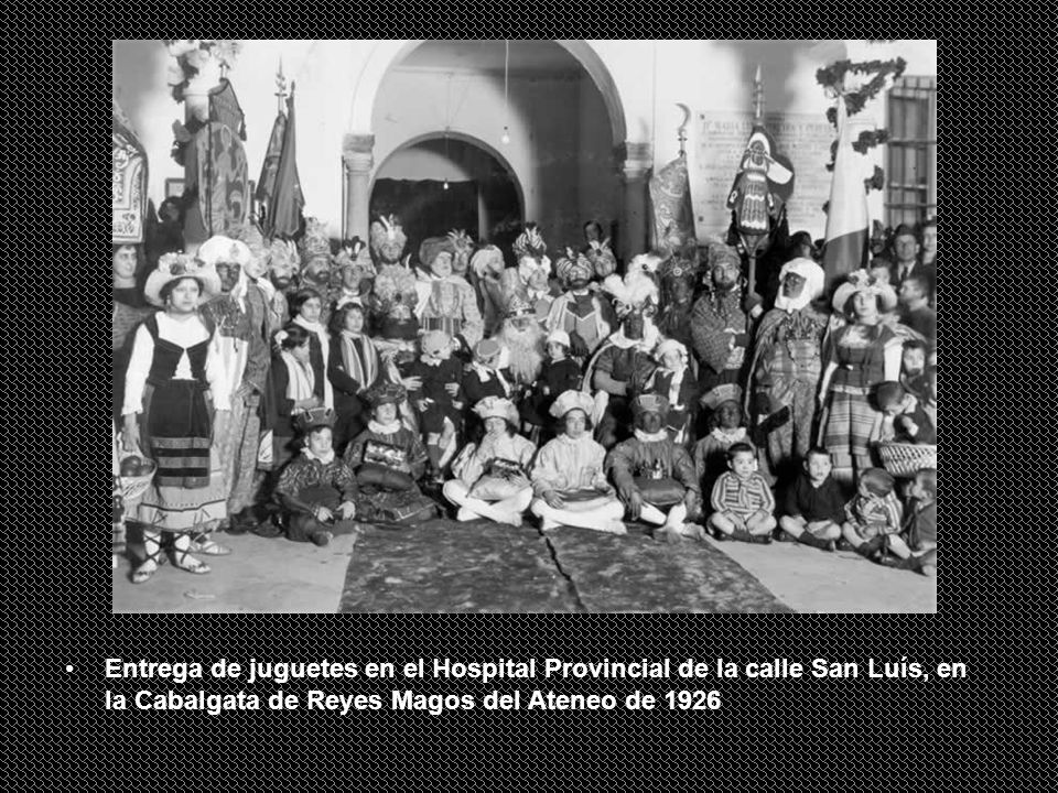Entrega de juguetes en el Hospital Provincial de la calle San Luís, en la Cabalgata de Reyes Magos del Ateneo de 1926