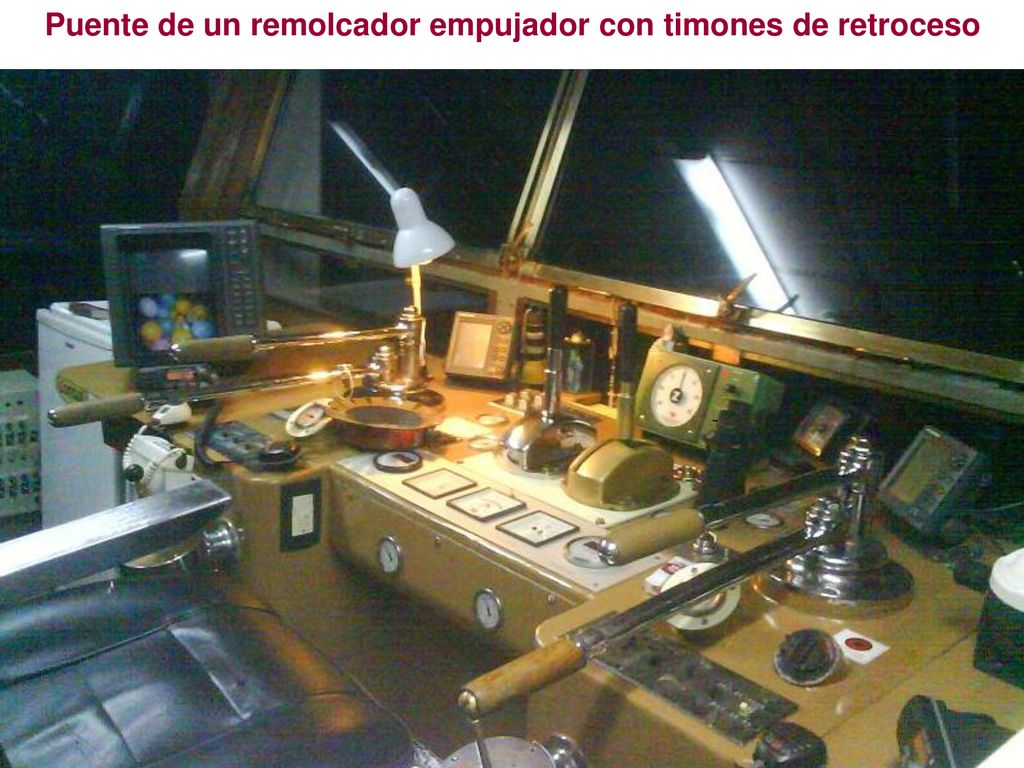 Puente de un remolcador empujador con timones de retroceso