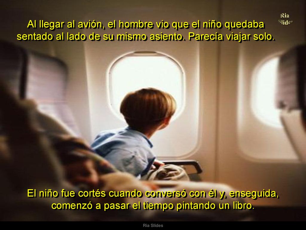 Al llegar al avión, el hombre vio que el niño quedaba sentado al lado de su mismo asiento. Parecía viajar solo.