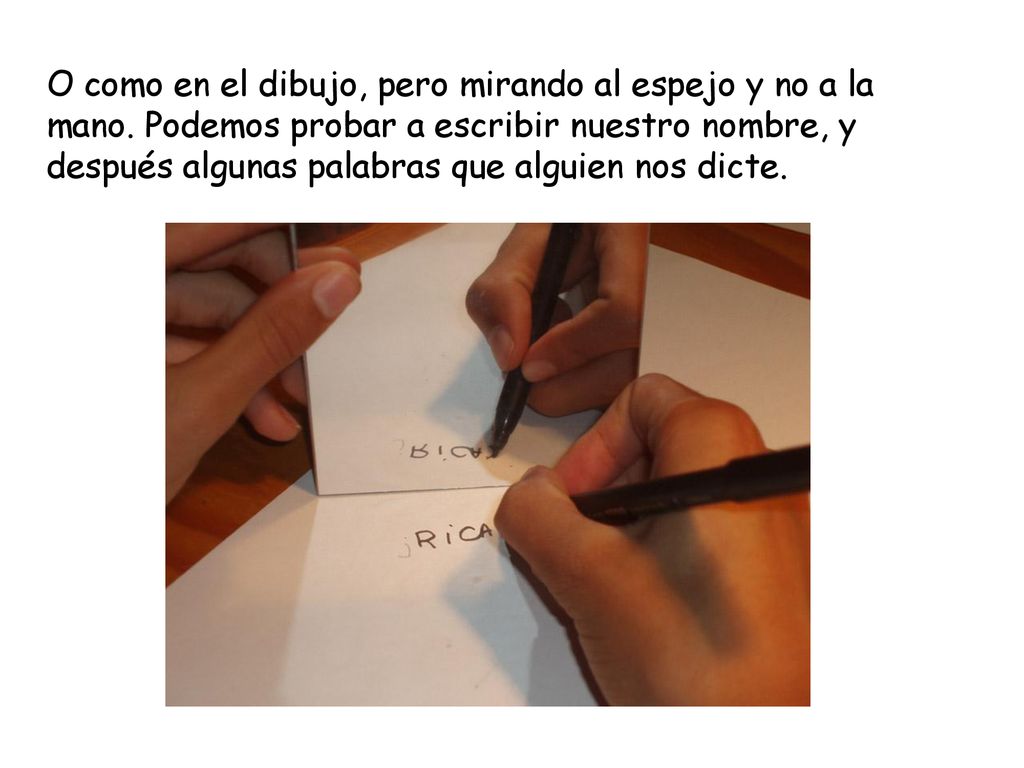 O como en el dibujo, pero mirando al espejo y no a la mano