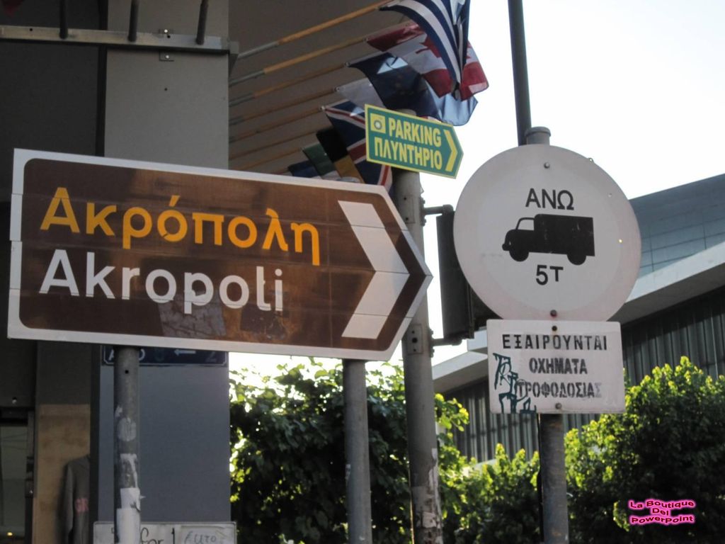 BARRIO DE PLAKA Es el barrio más antiguo y la zona turística por excelencia de Atenas, situado al pie de la Acrópolis.