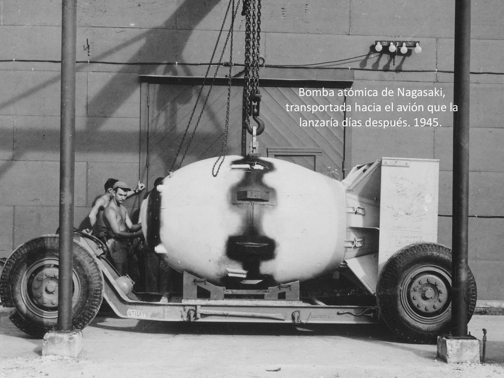 Bomba atómica de Nagasaki, transportada hacia el avión que la lanzaría días después