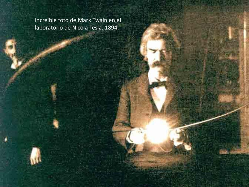 Increíble foto de Mark Twain en el laboratorio de Nicola Tesla