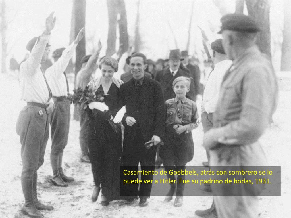 Casamiento de Goebbels, atrás con sombrero se lo puede ver a Hitler