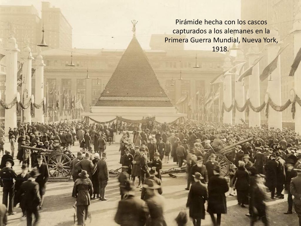 Pirámide hecha con los cascos capturados a los alemanes en la Primera Guerra Mundial, Nueva York,