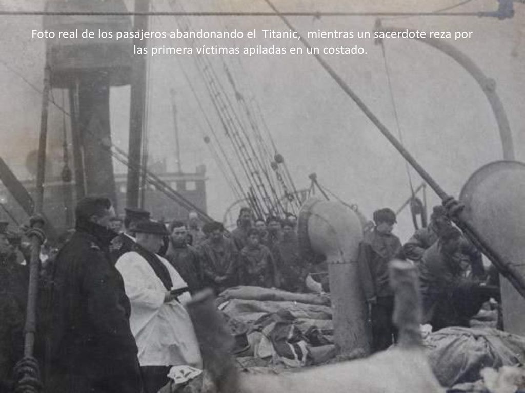 Foto real de los pasajeros abandonando el Titanic, mientras un sacerdote reza por las primera víctimas apiladas en un costado.