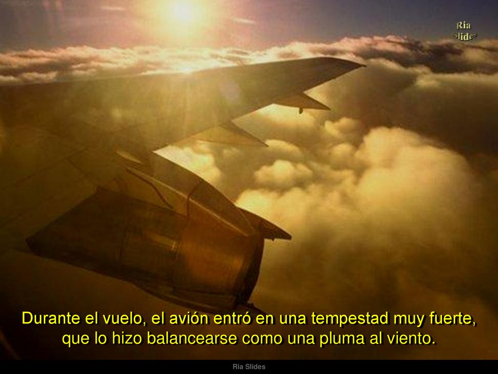 Durante el vuelo, el avión entró en una tempestad muy fuerte, que lo hizo balancearse como una pluma al viento.