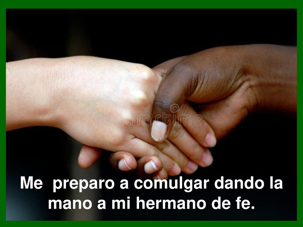 Me preparo a comulgar dando la mano a mi hermano de fe.