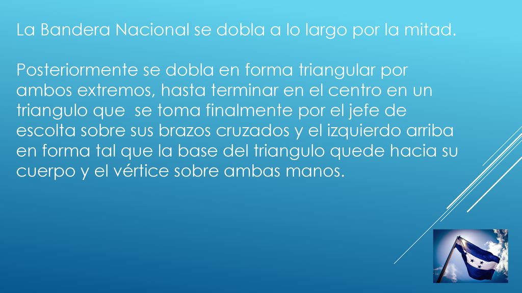 La Bandera Nacional se dobla a lo largo por la mitad