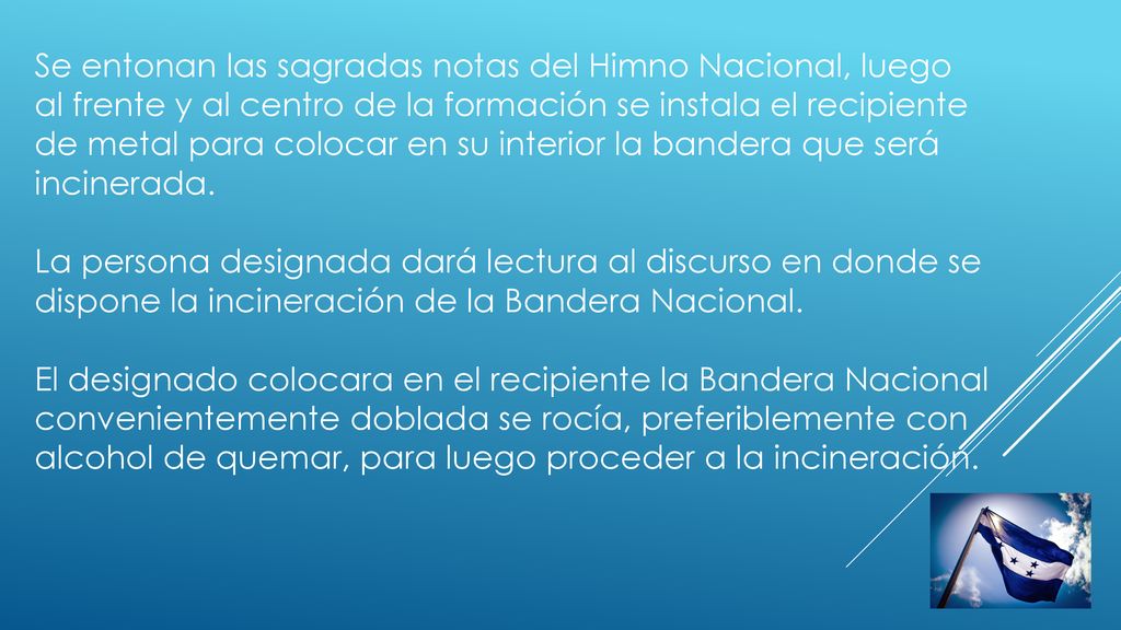 Se entonan las sagradas notas del Himno Nacional, luego al frente y al centro de la formación se instala el recipiente de metal para colocar en su interior la bandera que será incinerada.