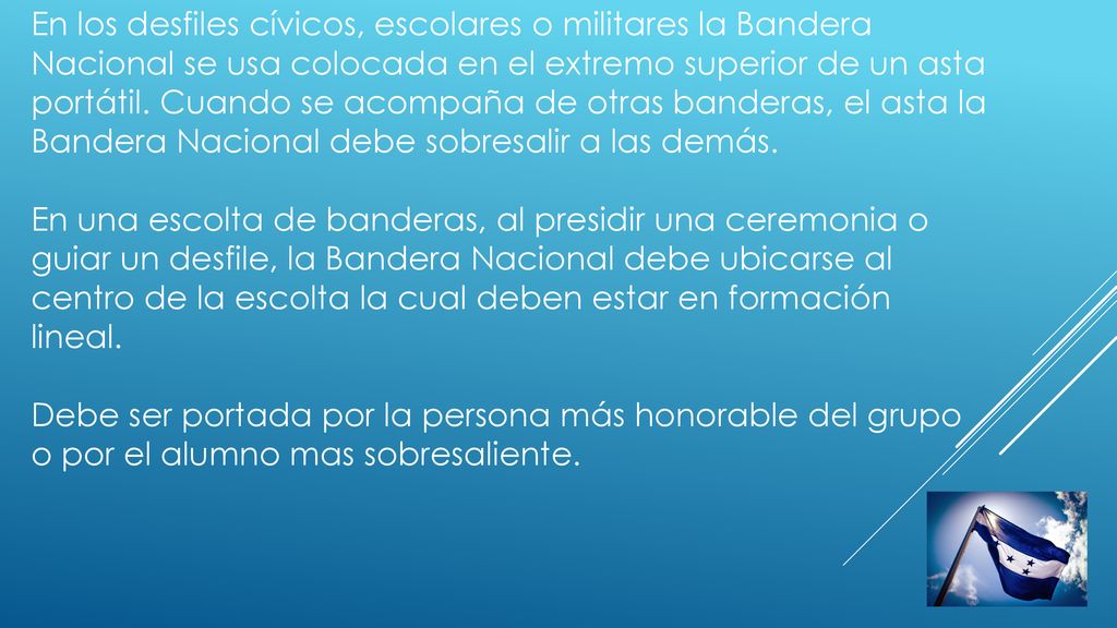 En los desfiles cívicos, escolares o militares la Bandera Nacional se usa colocada en el extremo superior de un asta portátil.