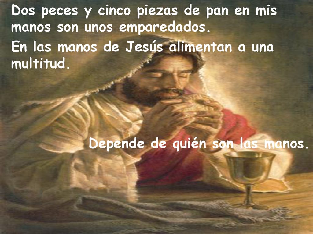 Dos peces y cinco piezas de pan en mis manos son unos emparedados.