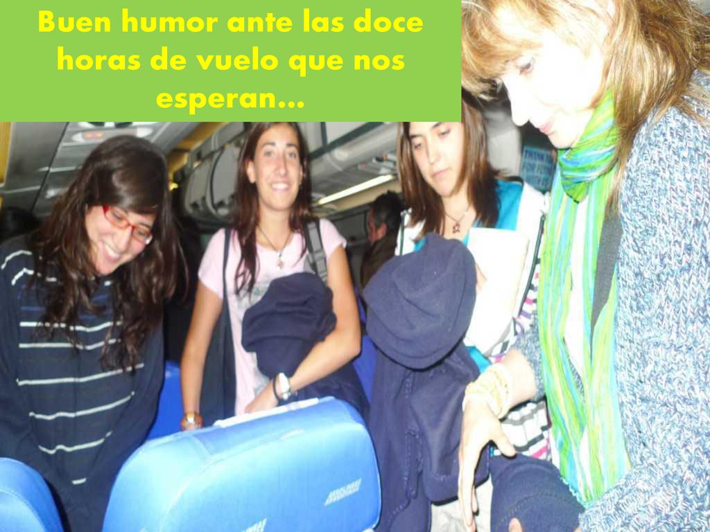 Buen humor ante las doce horas de vuelo que nos esperan…