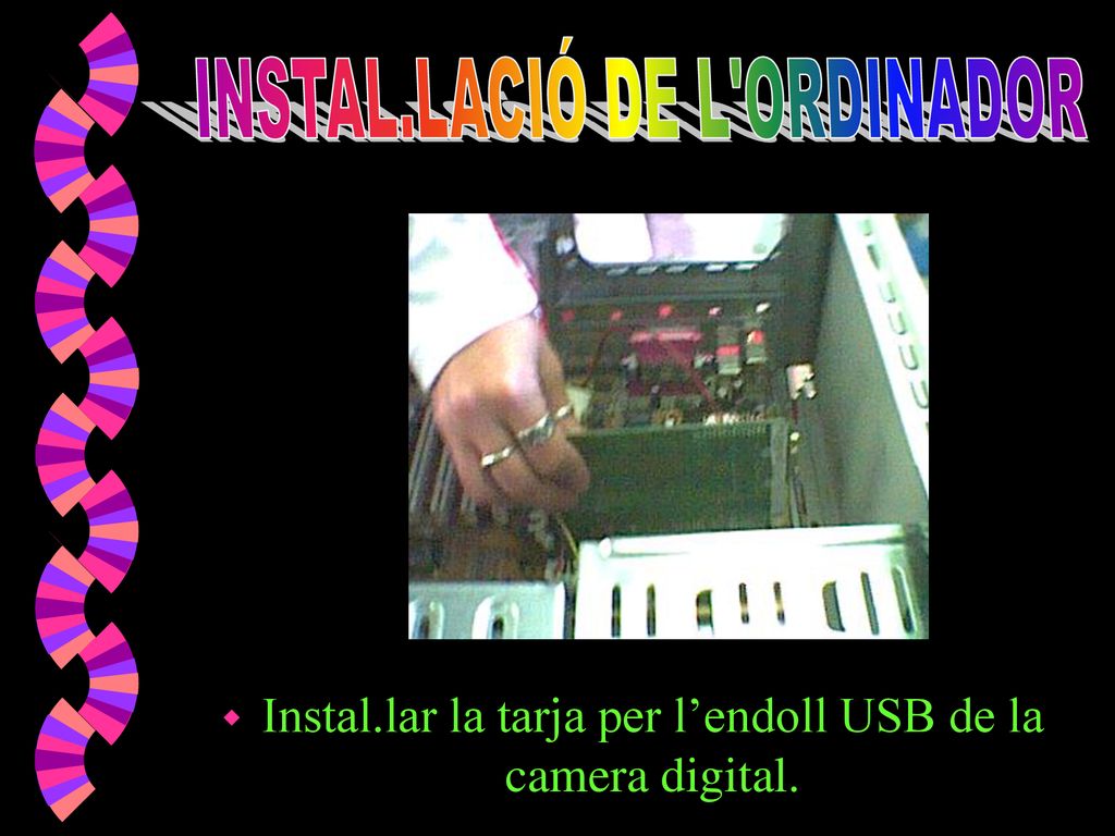 Instal.lar la tarja per l’endoll USB de la camera digital.