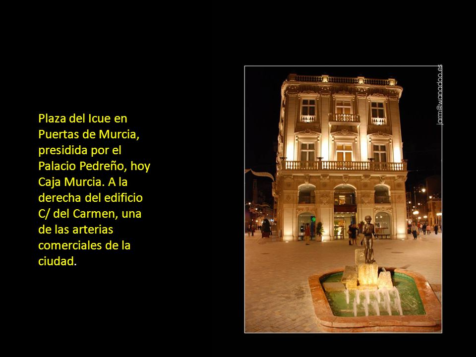 Plaza del Icue en Puertas de Murcia, presidida por el Palacio Pedreño, hoy Caja Murcia.
