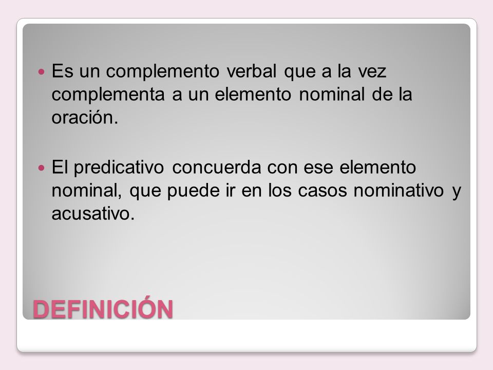 Es un complemento verbal que a la vez complementa a un elemento nominal de la oración.