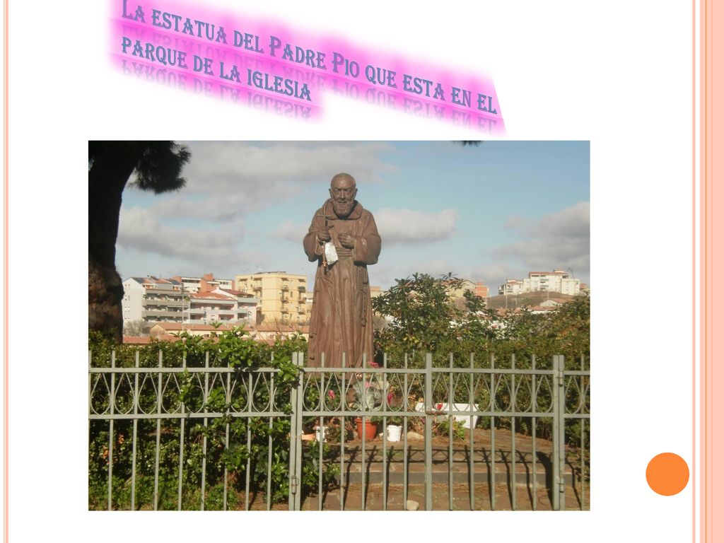 La estatua del Padre Pio que esta en el parque de la iglesia