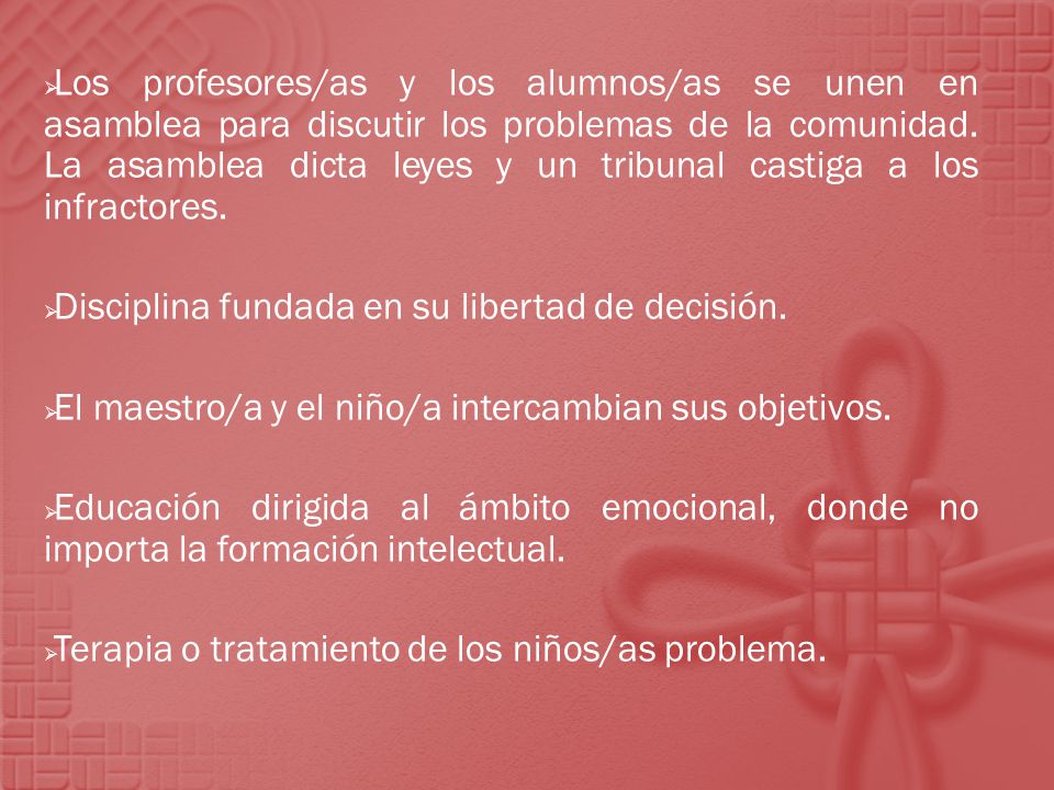 Los profesores/as y los alumnos/as se unen en asamblea para discutir los problemas de la comunidad. La asamblea dicta leyes y un tribunal castiga a los infractores.