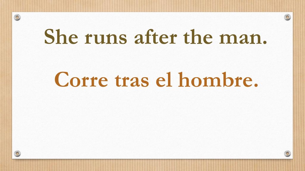 She runs after the man. Corre tras el hombre.