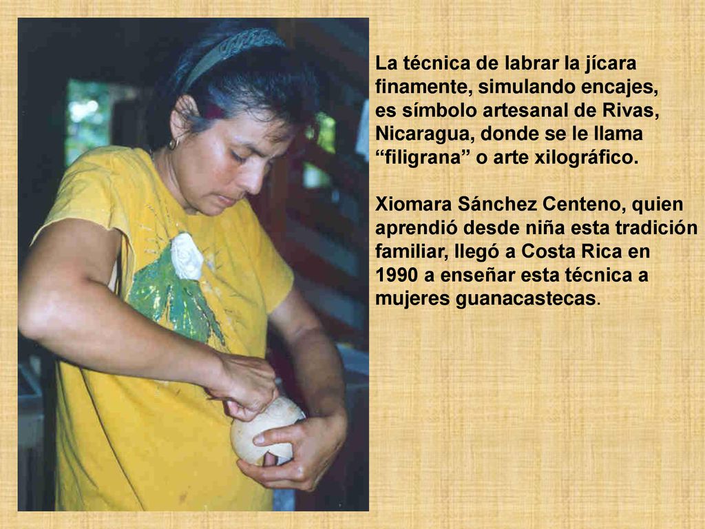 . La técnica de labrar la jícara. finamente, simulando encajes, es símbolo artesanal de Rivas, Nicaragua, donde se le llama.