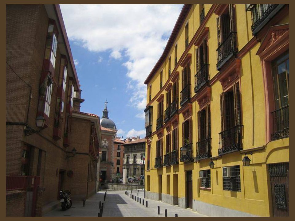 Cuenta la leyenda en la calle Sacramento en la manzana enclavada entre esta calle y las del Rollo y la de Madrid,