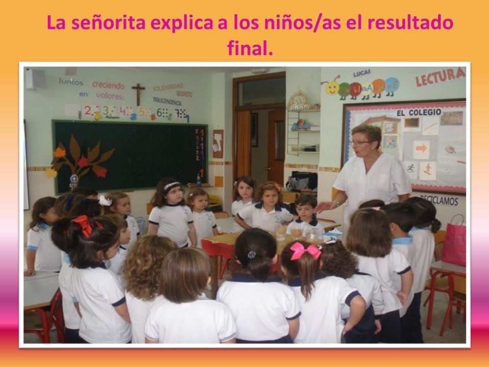 La señorita explica a los niños/as el resultado final.