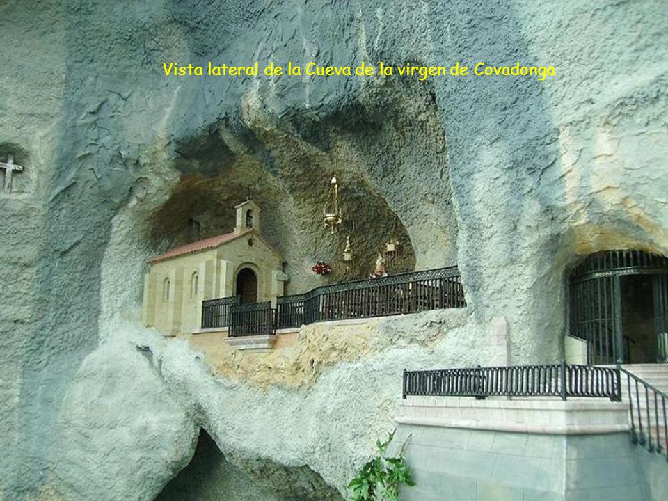 Vista lateral de la Cueva de la virgen de Covadonga