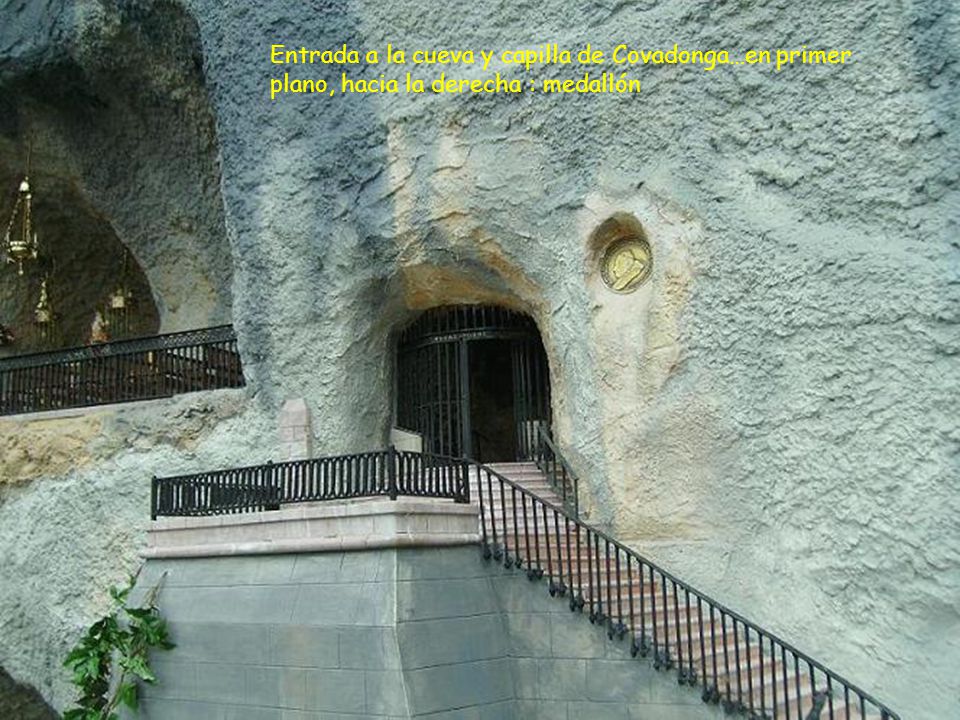 Entrada a la cueva y capilla de Covadonga…en primer plano, hacia la derecha : medallón