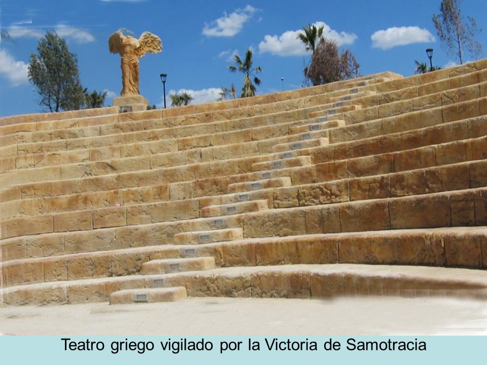 Teatro griego vigilado por la Victoria de Samotracia