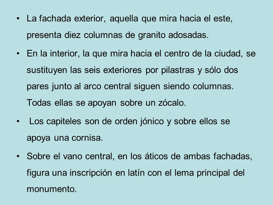 La fachada exterior, aquella que mira hacia el este, presenta diez columnas de granito adosadas.