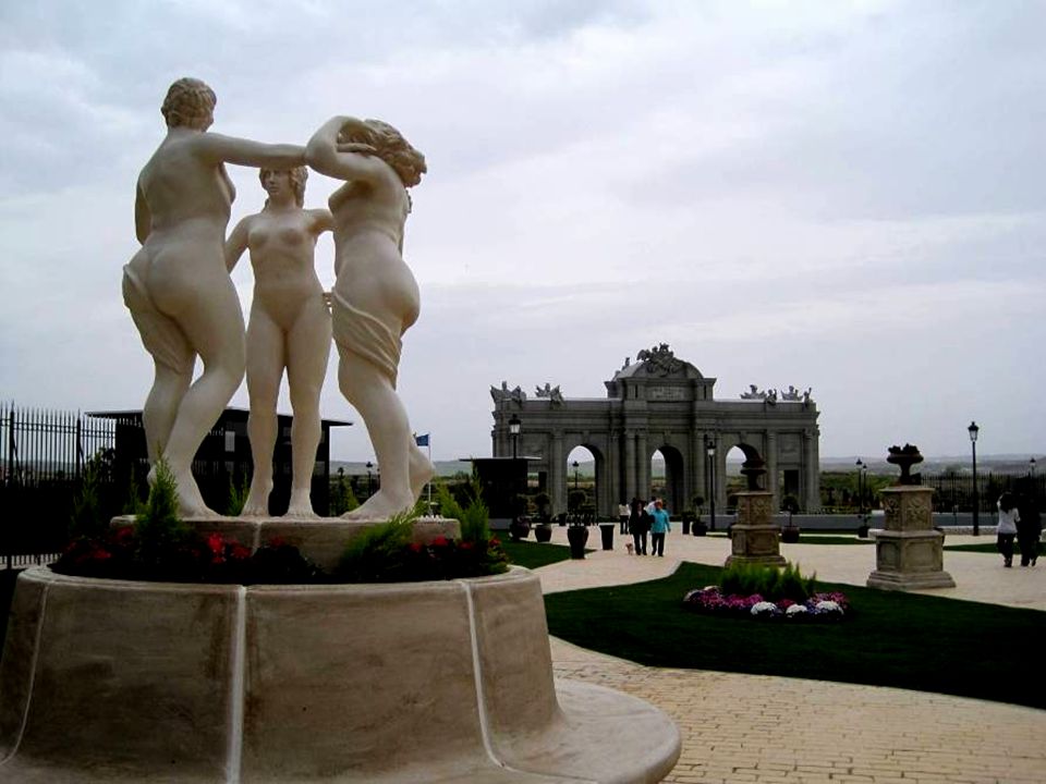 Tres damas nos dan la bienvenida, junto a la puerta de Alcalá