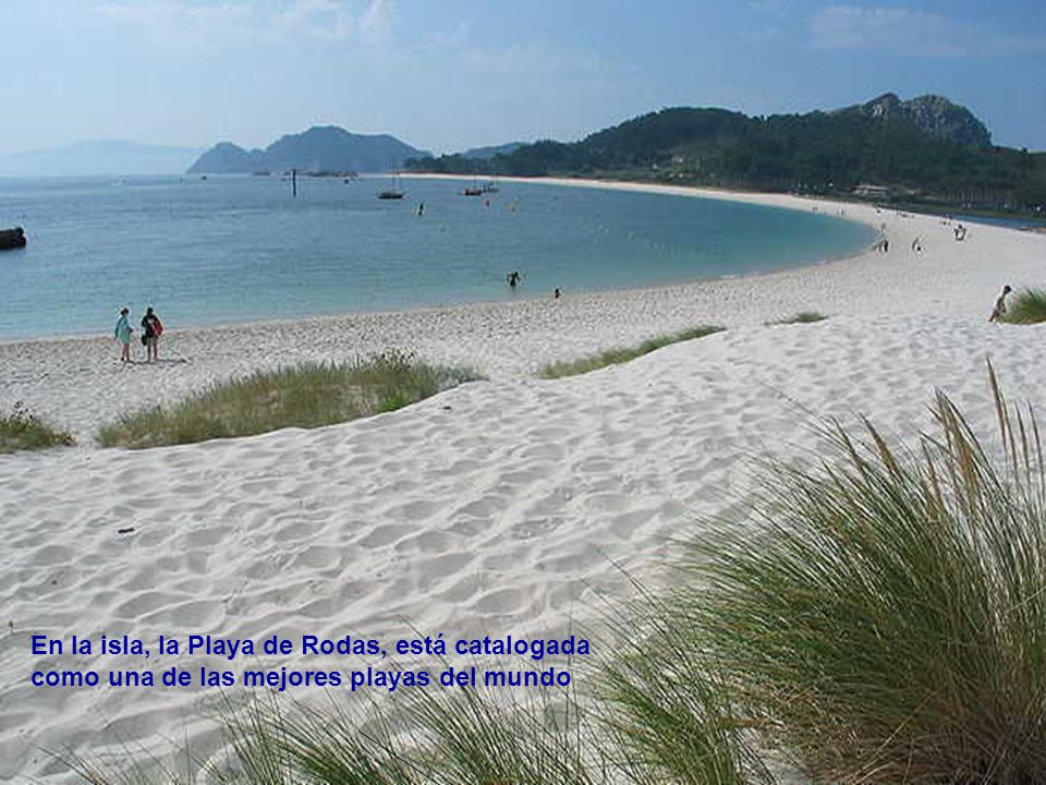 En la isla, la Playa de Rodas, está catalogada como una de las mejores playas del mundo